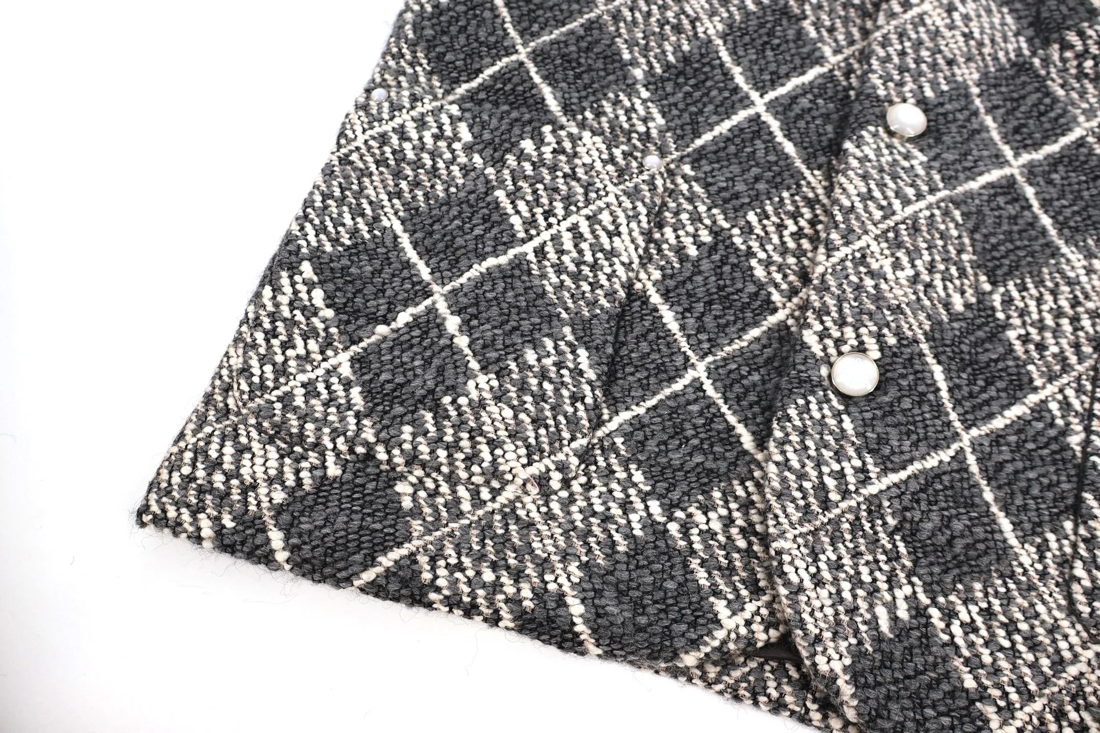 🅿️1500 1v 25SS rhombus collarless small fragrant style jacket. The original version was purchased and developed for 45,000. It is made of 80% wool blended 20% nylon batch woven rhombus pattern gray fabric. This collarless jacket is a new chapter in Louis Vuitton tailoring. Bouquet jacquard reconstructs the traditional Damier pattern, giving it a visual effect like an Argyle pattern. Pearlescent buttons and Marque L.Vuitton Déposée logo embroidery. The interior is made of custom-woven gray checkerboard cupro fiber lining, which is comfortable, skin-friendly and breathable. Size:46-48-50-52